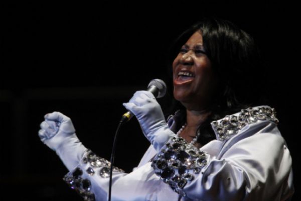 ARETHA FRANKLIN Sings On TV After Surgery