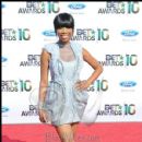Brandy poses on the red carpet at the 2010 BET Awards