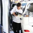 Yes, Halle Berry pumps her own gas