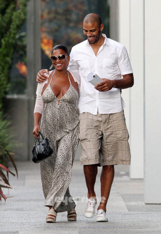 NIA LONG and boyfriend NBA Player IME UDOKA Take a Stroll in West ... NIA LONG and boyfriend NBA Player IME UDOKA Take a Stroll in West ...