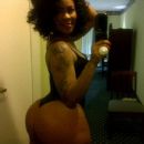 Deelishis shows off the booty