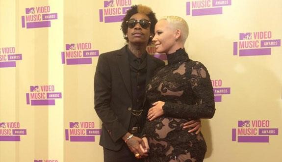 Wiz Khalifa and a pregnant Amber Rose on the red carpet of the 2012 MTV VMA Awards