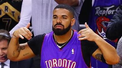 DRAKE & HIS OVO CREW TAKE OVER TORONTO MALL IN MENACING 'NO FACE' VIDEO