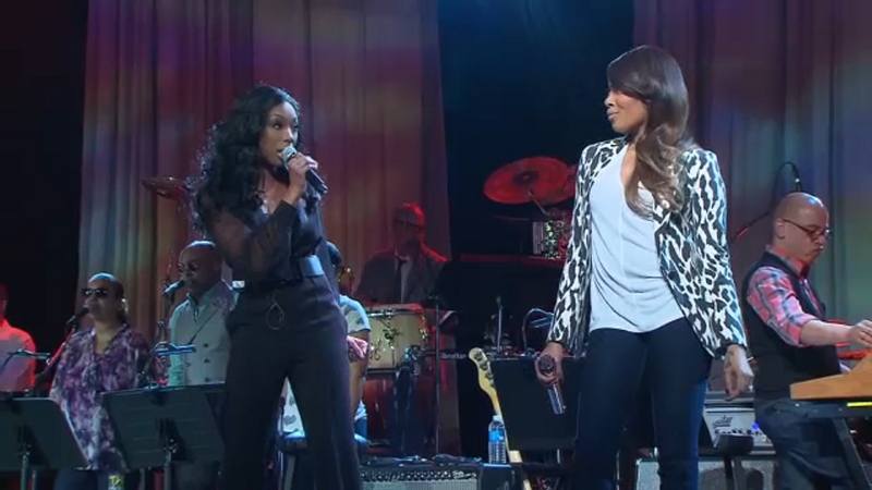 Singer Brandy walks off United Center stage due to 'dehydrating and feelings of wanting to faint'