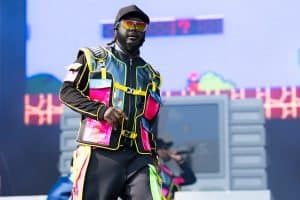 T-Pain Trolls Armani White With Hilarious Mugshot Cake Backstage On Tour