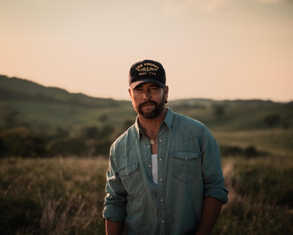 Chris Lane Releases Single, "O Come To The Altar"
