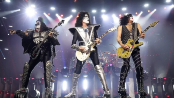 Kiss Pay Tribute To Ace Frehley During Band's First Show Since Guitarist's Death