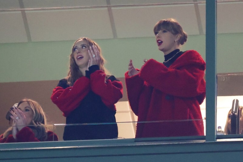 Taylor Swift Cheers On Travis Kelce & The Chiefs As They Take On The Packers