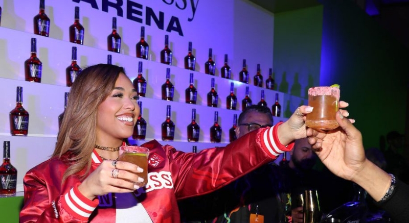 Jordyn Woods Guest Bartends For Jadakiss, Allen Iverson,
Karl-Anthony Towns & More At Hennessy A