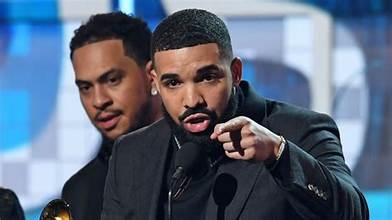 DRAKE SINGS KARAOKE IN MELBOURNE BAR AS HE PREPARES FOR AUSTRALIA TOUR
