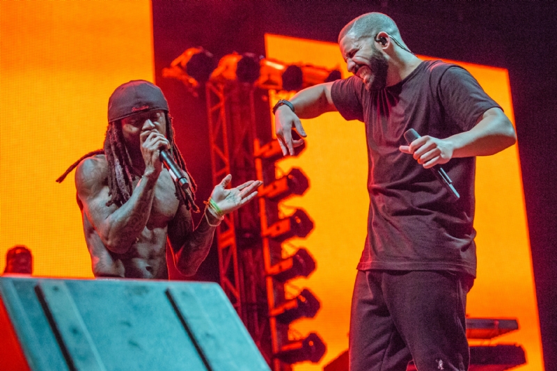 Lil Wayne Called Out For Using Teleprompter To Remember Lyrics During Drake Show, Fans Rush To His D