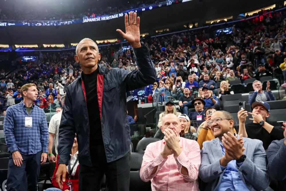 Barack Obama's Cherry Blossom Photobomb Charms the Internet