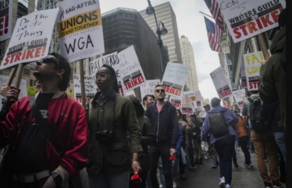 Writers Strike Means Lots Of Re-runs On SLN And Other Talk Shows.
