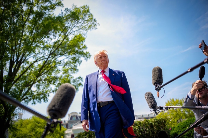 Trump says he doesn't 'know' if he must uphold the Constitution