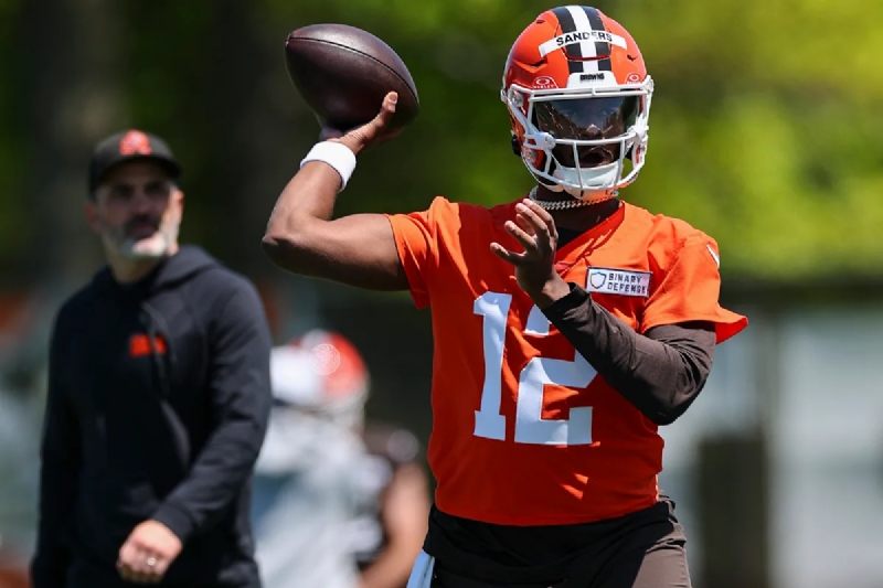 Derek Carr's retirement leaves 3 NFL QB camp battles to watch, headlined by Shedeur Sanders and Brow