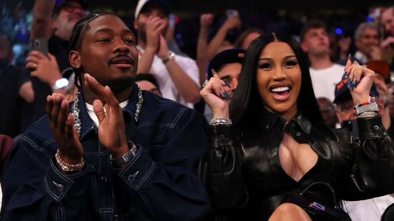 Cardi B & Stefon Diggs Show The Love At Knicks Game
