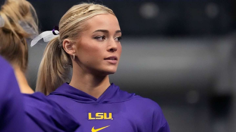 SI Swimsuit cover models Livvy Dunne and Camille Kostek pose for selfies at Mets game