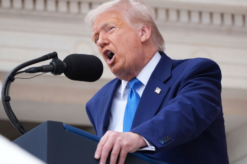 Inside Trump's plan to help Republicans keep the House in 2026