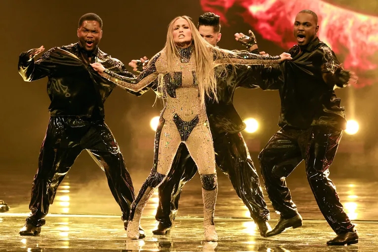 Jennifer Lopez Kisses Her Dancers During Viral AMAs Medley
