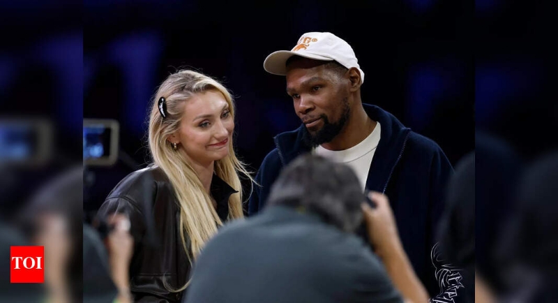 Kevin Durant's focused glance at Cameron Brink has basketball fans talking | NBA News