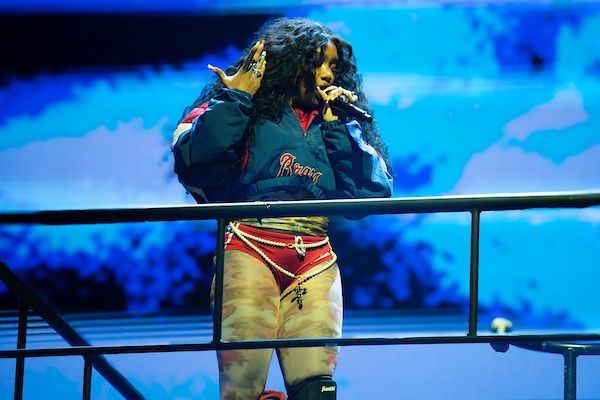 SZA Struck in the Face During Meet-and-Greet Incident