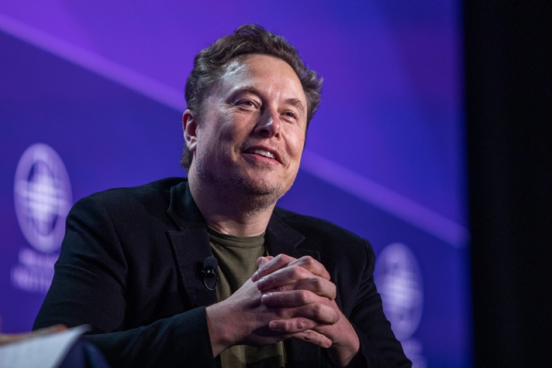Elon Musk Is Ready To Ban Apple Products From His Companies