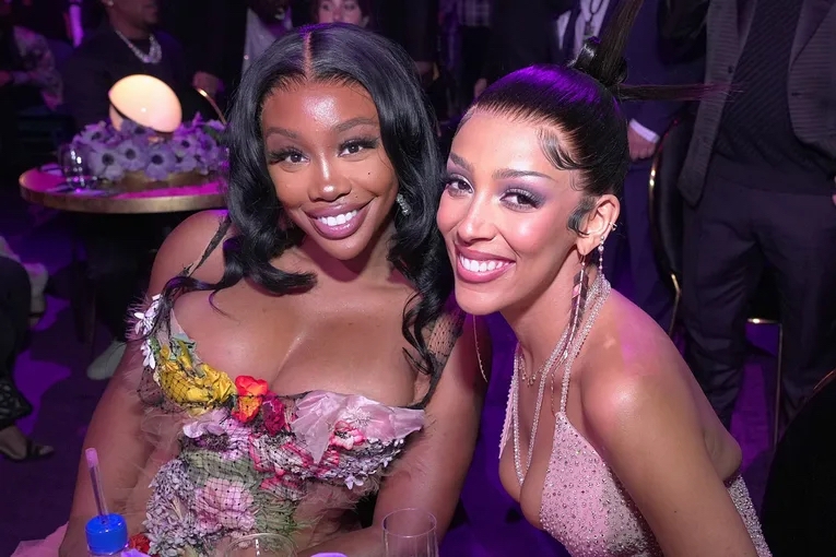SZA Surprises Fans With Doja Cat In Las Vegas