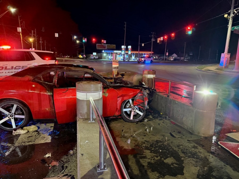2 injured in single-vehicle crash in Lawrence