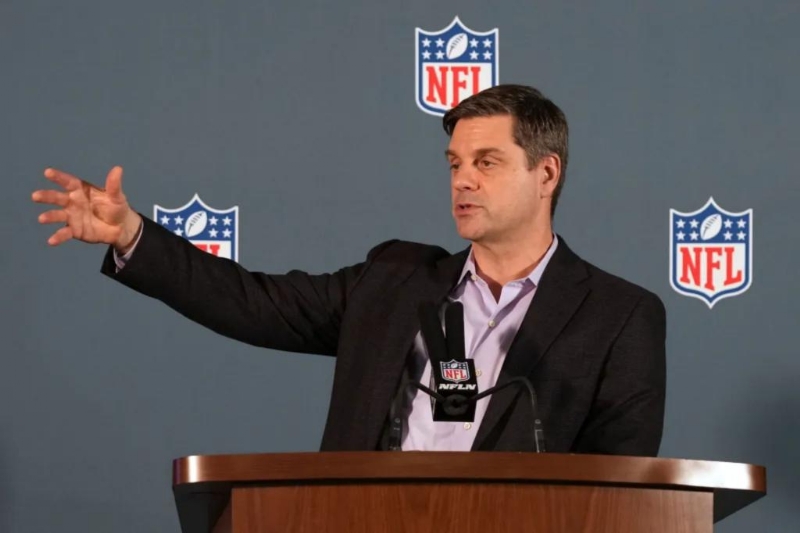 Roger Goodell's potential NFL successor bolts for PGA Tour
