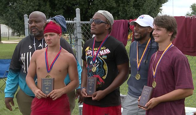 Former NFL player offers free football camp