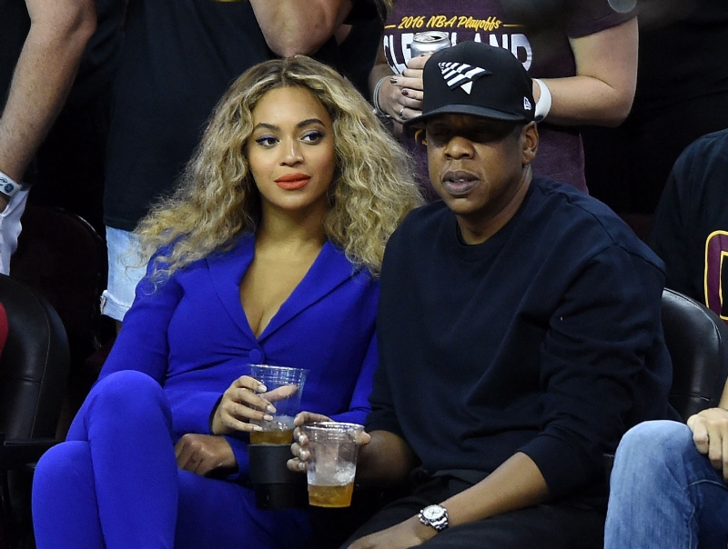 Beyonce & Jay-Z Take Sneaky Helicopter Trip To View Sprawling UK Estate