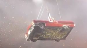 Beyoncé Stays Calm as Malfunctioning Flying Car Shocks Houston Crowd