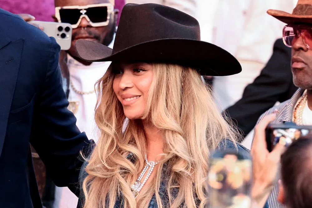 Sittin' Sidewayz: Beyoncé Stuck In Dangling Car At Hometown Concert As Beyhive Comes To The Rescue
