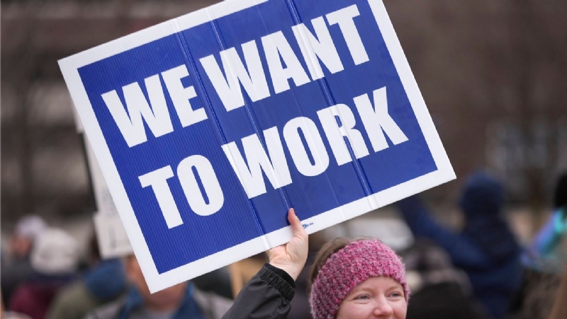 U.S. jobless benefit applications inch up for first time in
