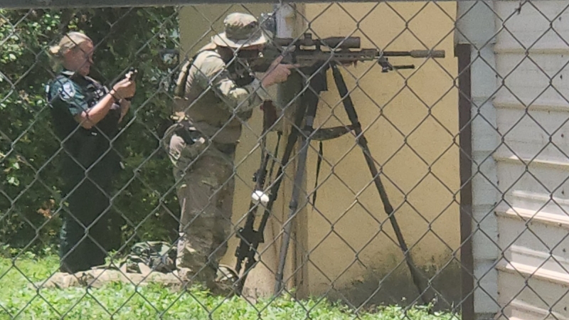 North Fort Myers neighborhood on alert as deputies respond to barricaded person