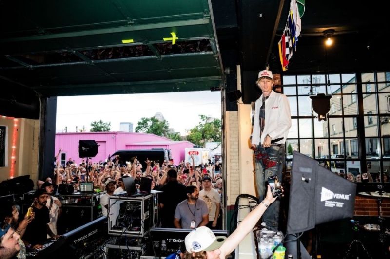 Machine Gun Kelly performs surprise pop-up in Indianapolis