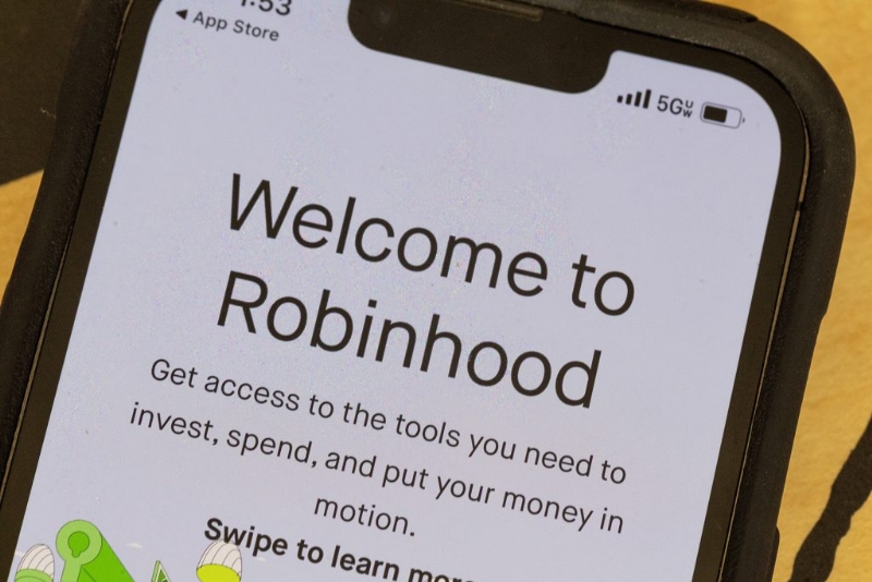 Robinhood Bets Big: NFL, College Football Trading Hits the App