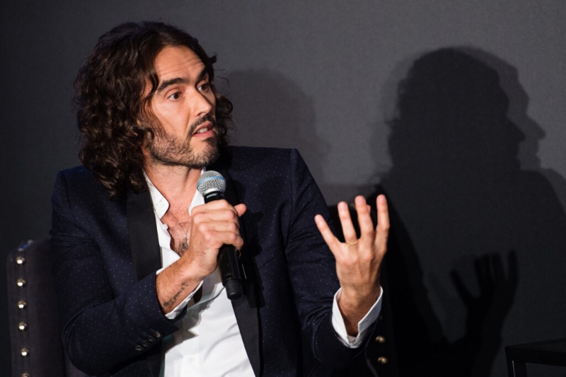 Russell Brand Previously Bragged About Meghan Markle Kiss, His Father Defends Him From Allegations