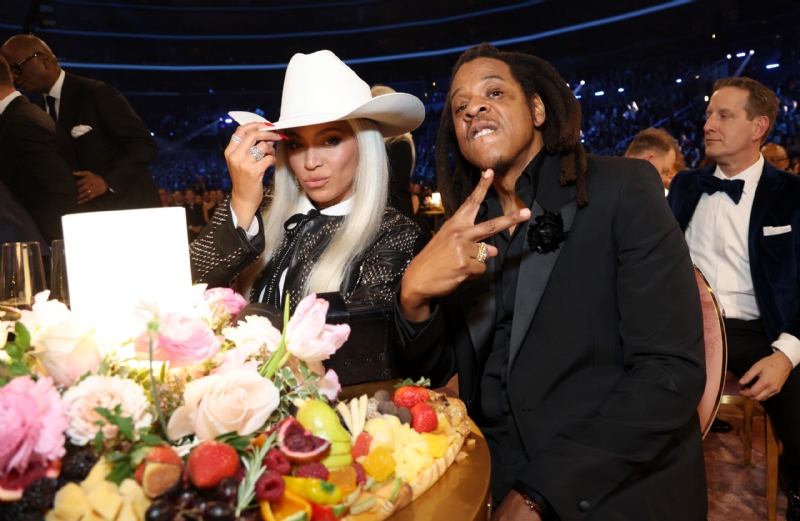 JAY-Z And Beyonce Look Thrilled As The Isley Brothers Serenade Them At Fanatics Event