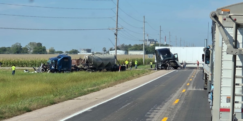 Crash involving semis at the Clay/Adams County line