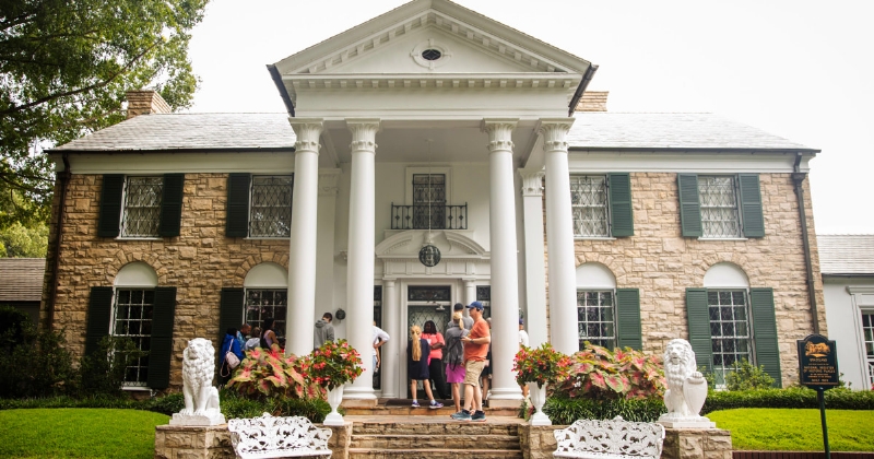 Missouri woman is sentenced in brazen and blundering attempt to steal Graceland