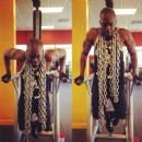 Knocking out Dips 4 x 10 with chains