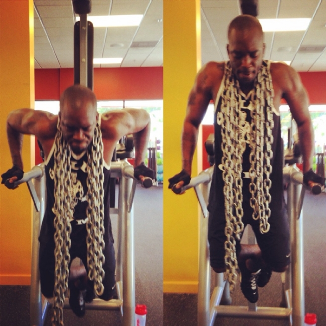 Knocking out Dips 4 x 10 with chains