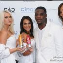 Raheem DeVaughn and Clinton Portis pose with the Fever Models