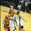 Cavaliers Baron Davis passes the ball off to Ryan Hollins