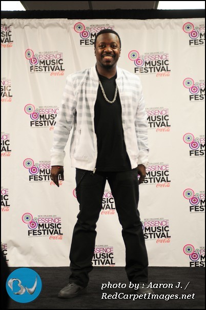 Singer Anthony Hamilton at Essence Music Fest 2011 poses for a pic backstage