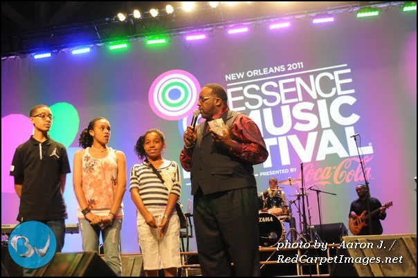 Gospel great Marvin Sapp (with his children) shares a few words with the Essence crowd after receiving an award