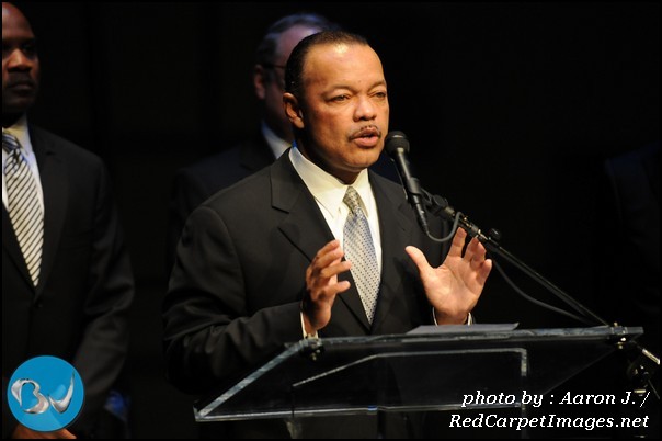 Major League Baseball EVP Jimmy Lee Soloman speaks after receiving his award