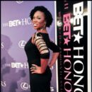 Singer Indie.Arie poses on the red carpet