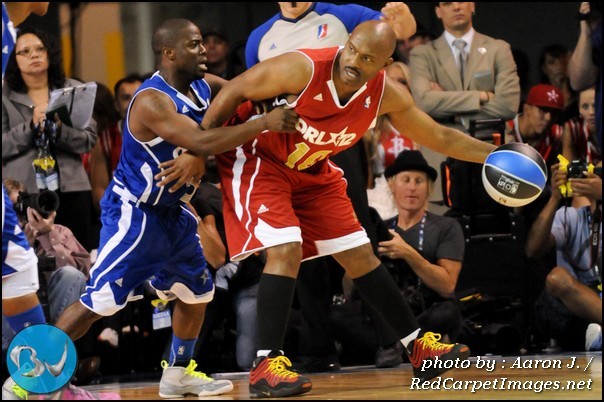 Comedian Kevin Hart defends against NBA Legend Tim Hardaway